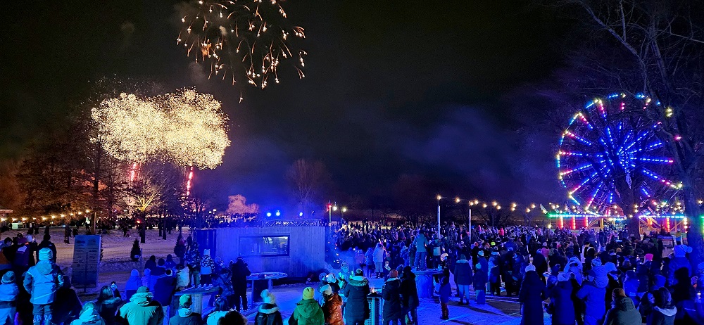 Feux d'artifices à Feu et Glace vus depuis la scène